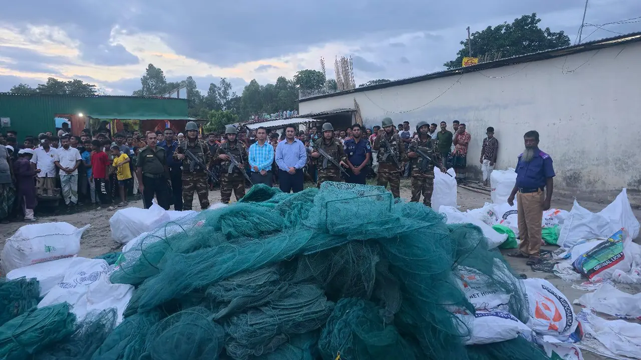 কিশোরগঞ্জের বাজিতপুরে প্রায় ৬০ লাখ টাকার কারেন্ট ও চায়না-ম্যাজিক জাল জব্দ ও পুড়িয়ে ধ্বংস করা হয়েছে। ছবি : কালবেলা