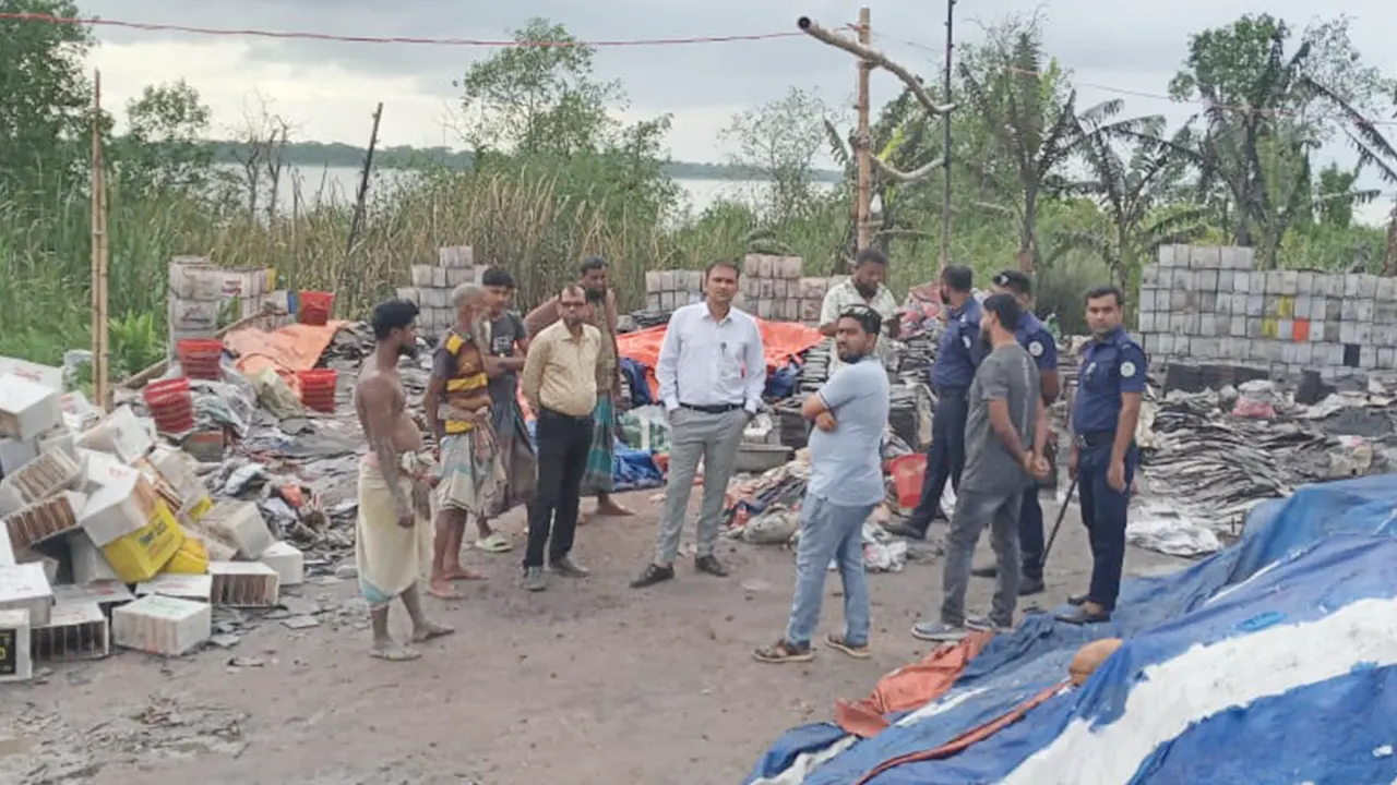 সিসা কারকাখানায় অভিযান চালায় পরিবেশ অধিদপ্তর। ছবি : কালবেলা