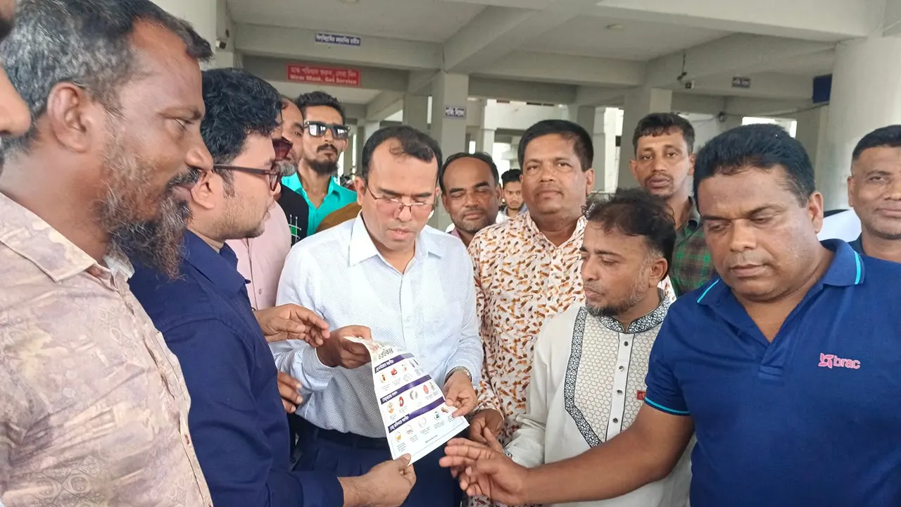 নূরুল ইসলাম মণি ফাউন্ডেশনের পক্ষ থেকে লিফলেট বিতরণ। ছবি : কালবেলা