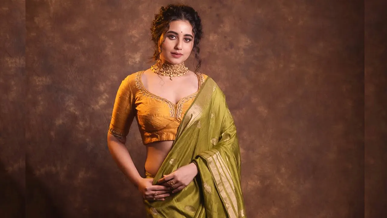 শুটিং সেটে হঠাৎ অসুস্থ স্বস্তিকা, কী হয়েছিল? 