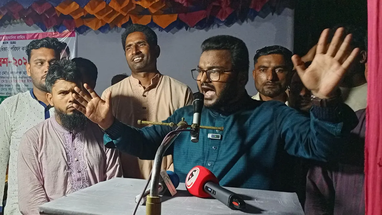 কর্মী সমাবেশে কথা বলেন ফারুক হাসান