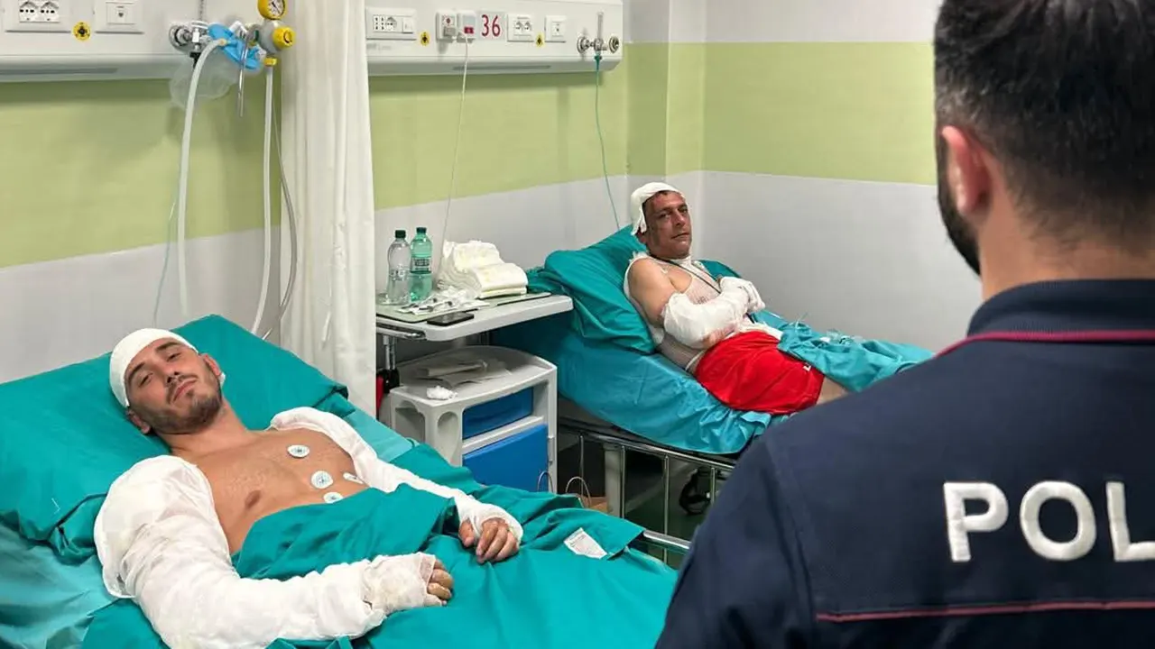 দায়িত্ব পালন করতে গিয়ে দগ্ধ রোমের দুই পুলিশ