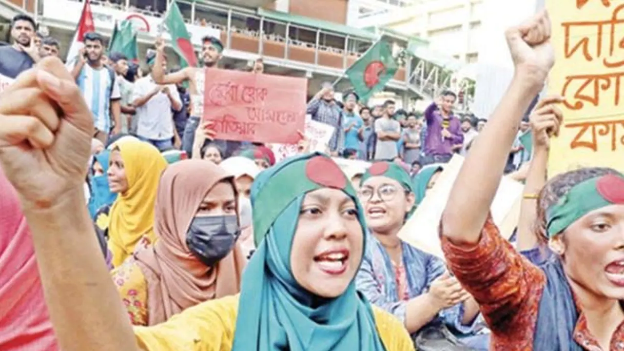 ‘বাংলা ব্লকেড’ কর্মসূচি পালন করেন শিক্ষার্থীরা। ছবি: তথ্য মন্ত্রণালয়