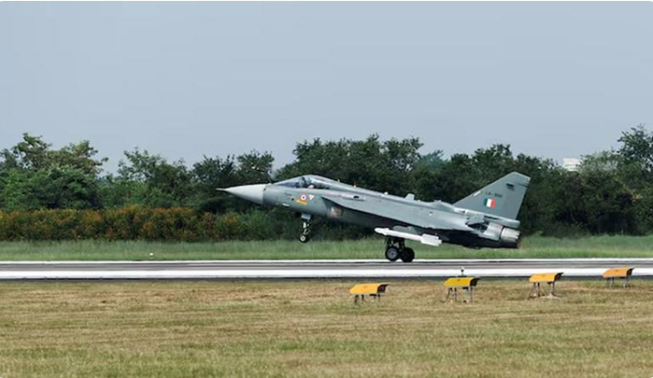 রানওয়ে থেকে ছিটকে পড়ল ভারতের ‘তেজস’ যুদ্ধবিমান