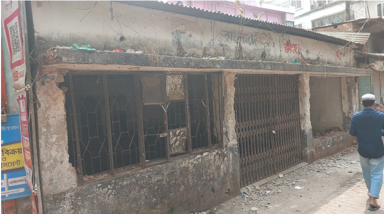 আ.লীগের কার্যালয়ে ভাঙচুর চালিয়ে পাবলিক টয়লেট ঘোষণা