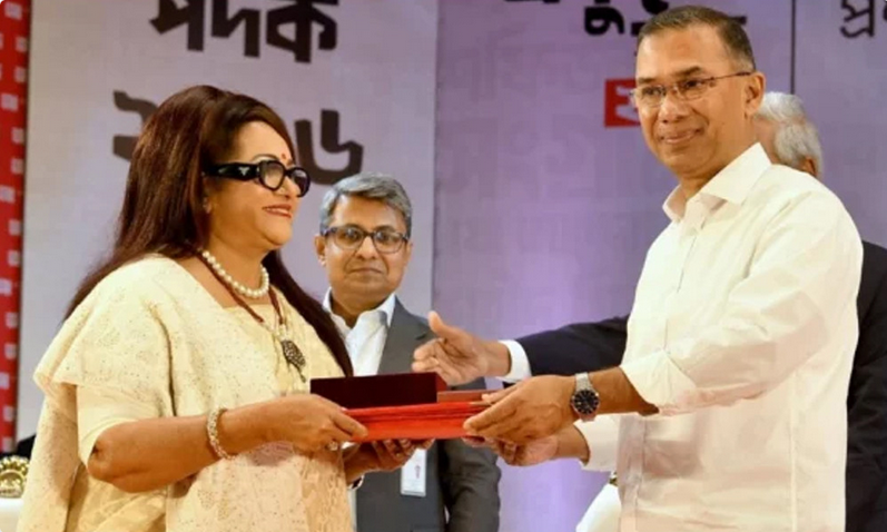 প্রধানমন্ত্রীর হাত থেকে একুশে পদক নিলেন কিংবদন্তি অভিনেত্রী ববিতা
