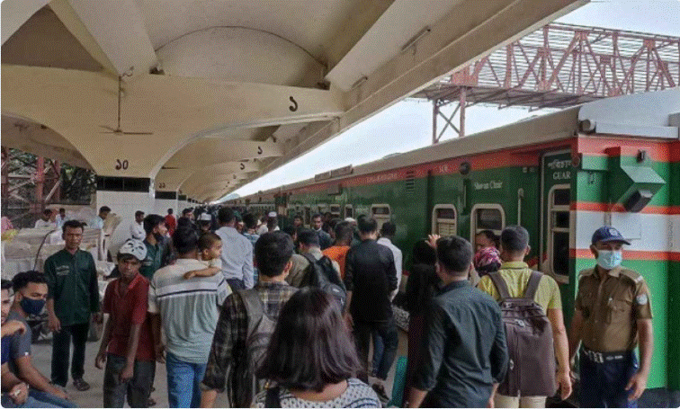 ঈদের আগেই কমলাপুর স্টেশনে ঘরমুখো মানুষের ঢল